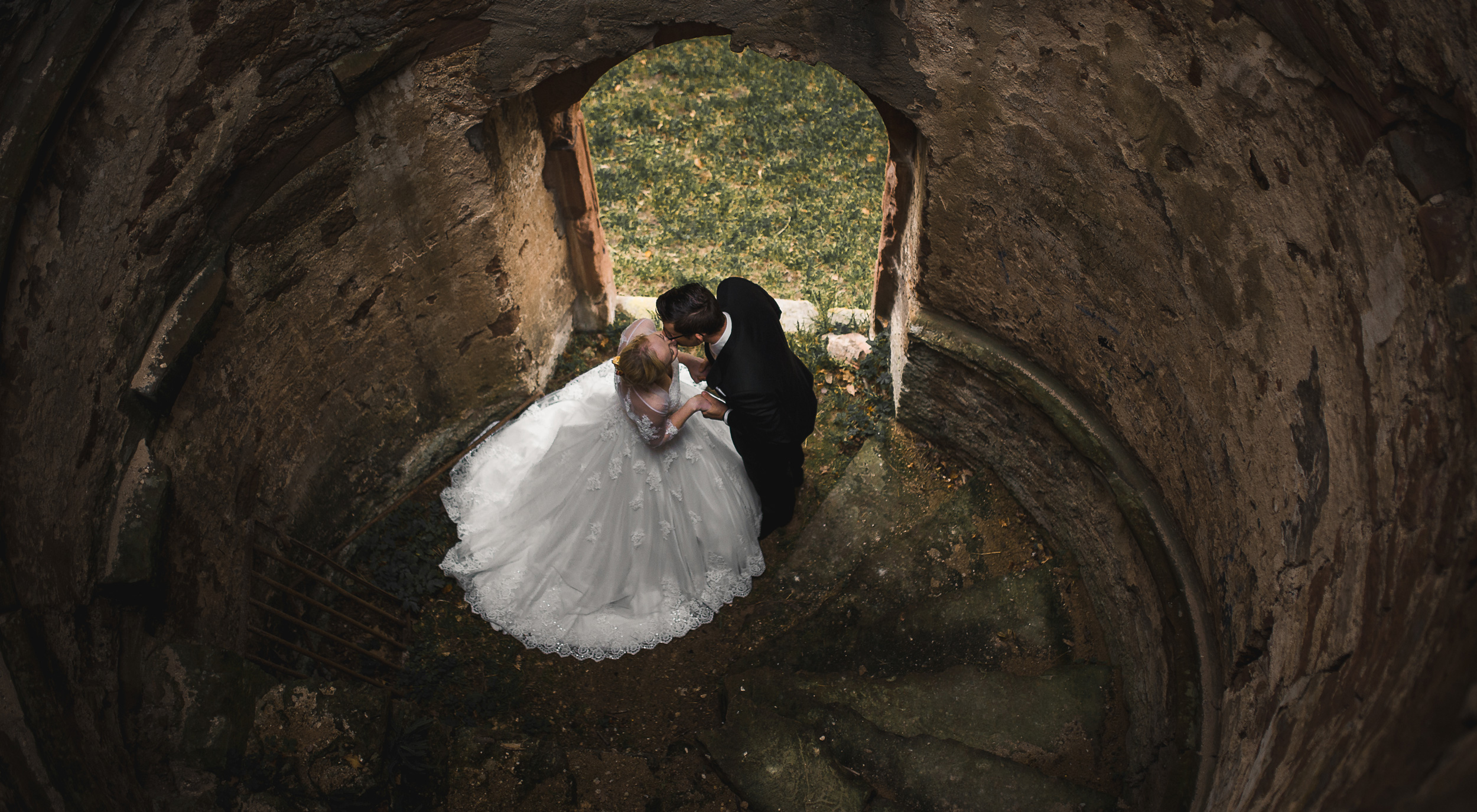 Hochzeitspaar in einer Brugruine bei Collenberg