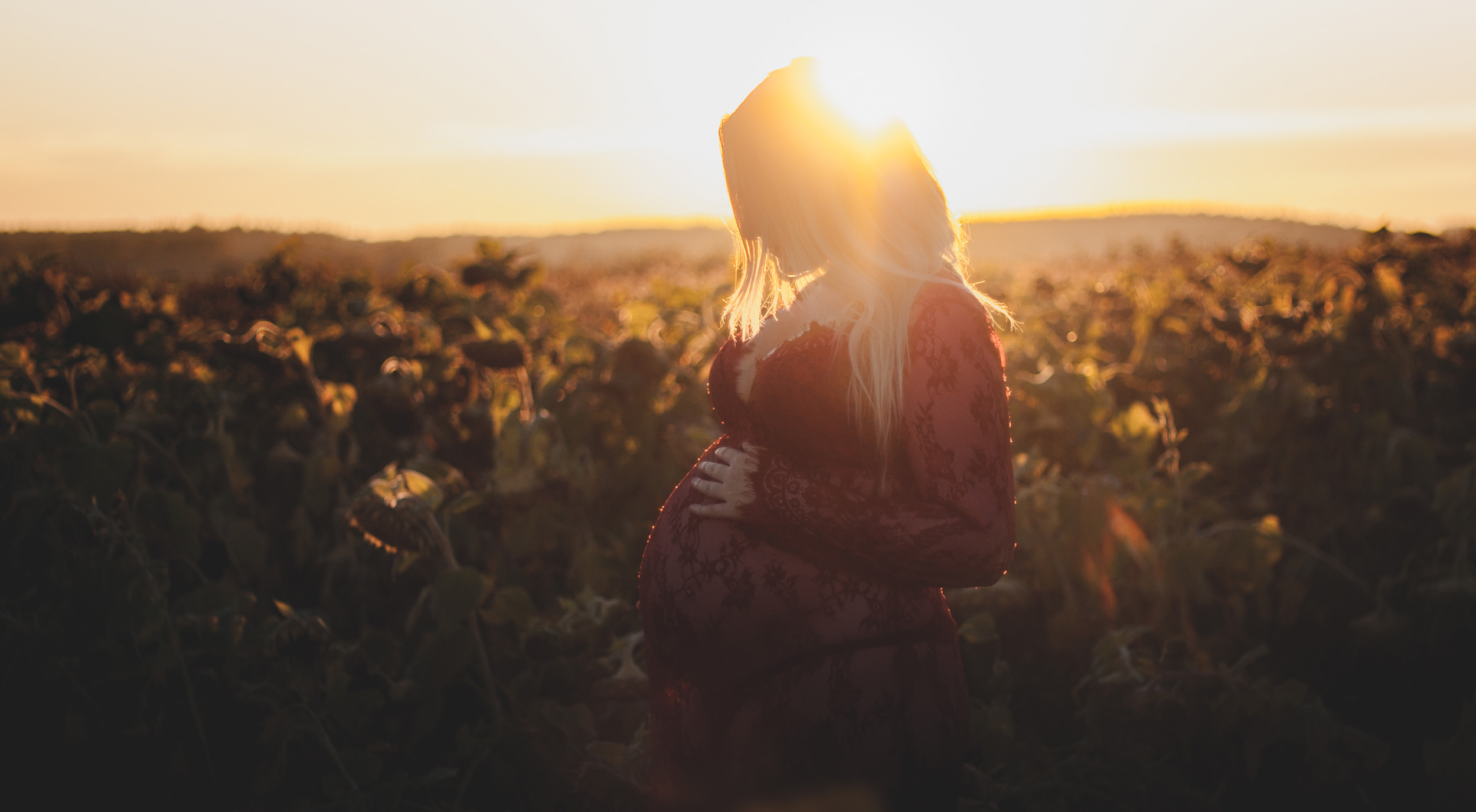 Babybauchshooting im Sonnenuntergang