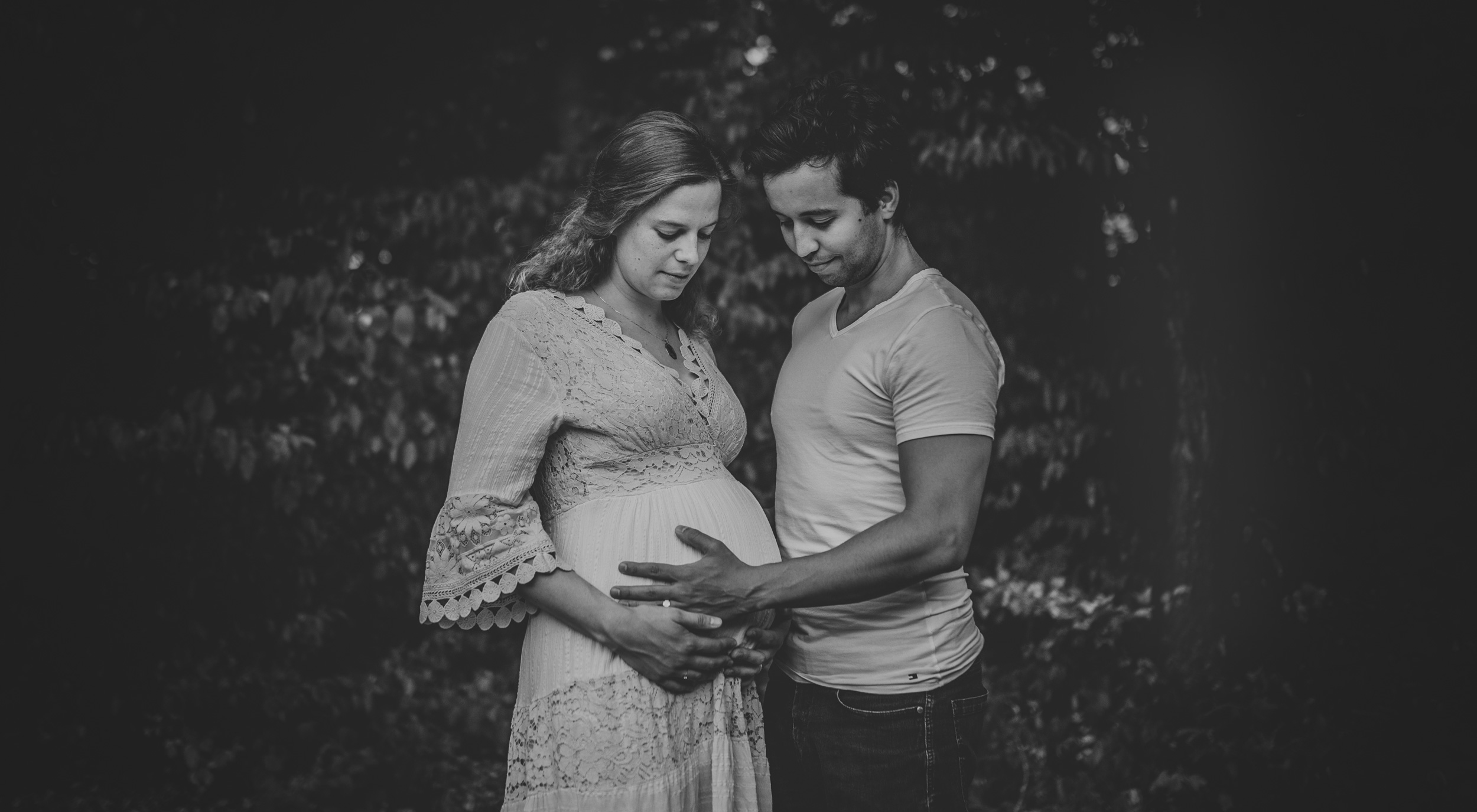 Pärchen beim Babybauchshooting