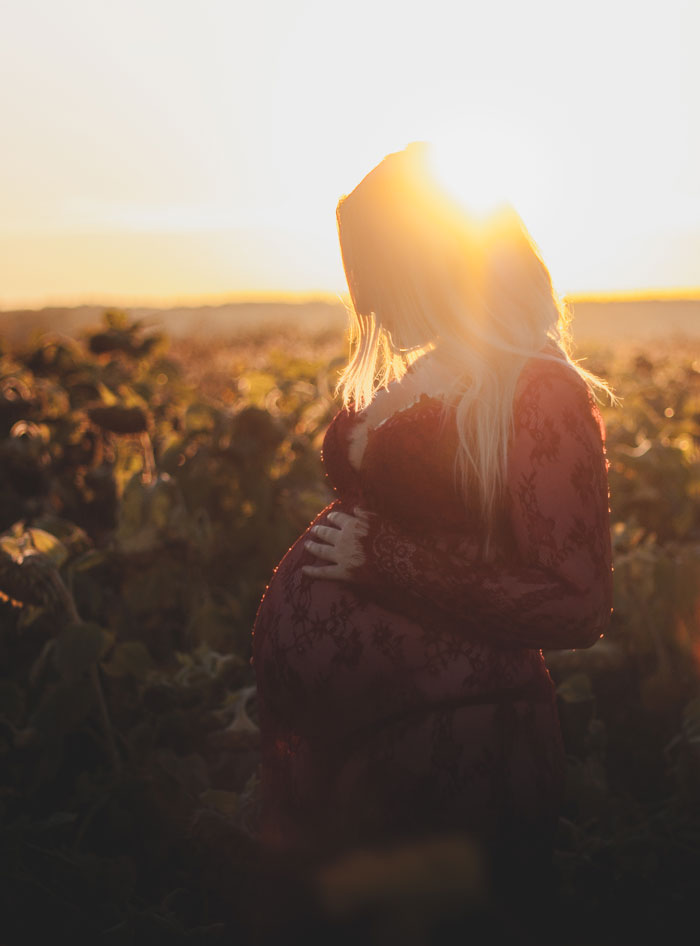 Babybauch im Sonnenuntergang